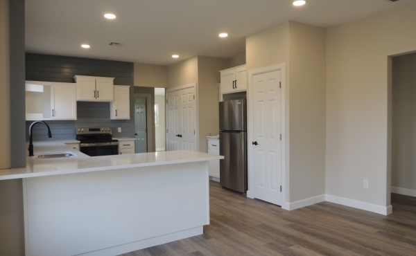 15 Dining Area to Kitchen